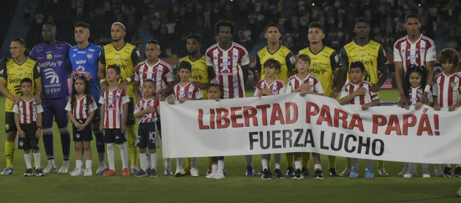 La pancarta que mostraron Junior y el Atlético Huila.