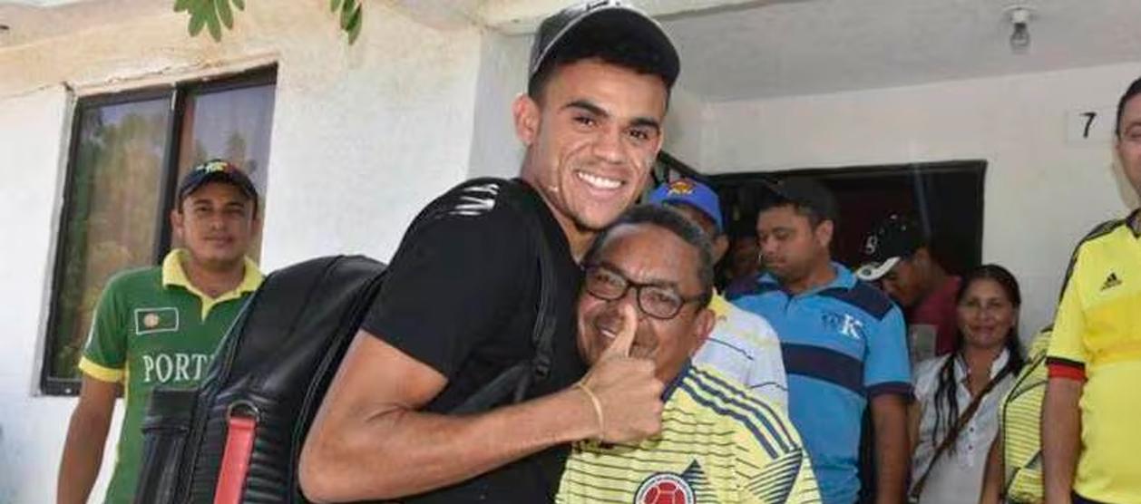 El futbolista Luis Díaz y su padre Luis Manuel Díaz, en una reunión familiar.