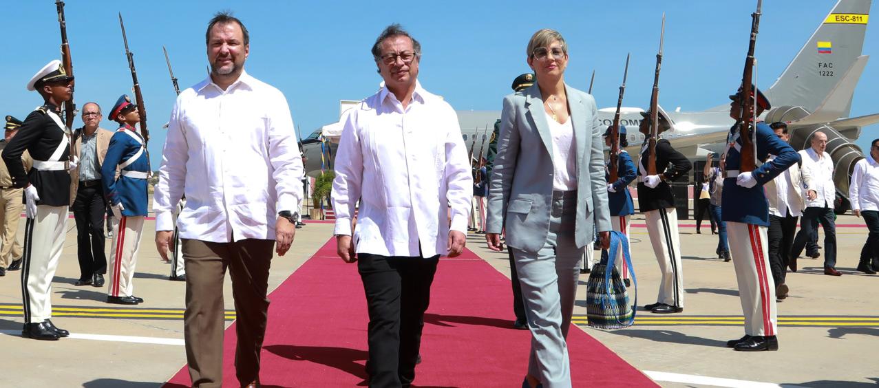 Gustavo Petro con el ministro de Relaciones Exteriores de Venezuela, Yván Gil, y su esposa Verónica Alcocer.