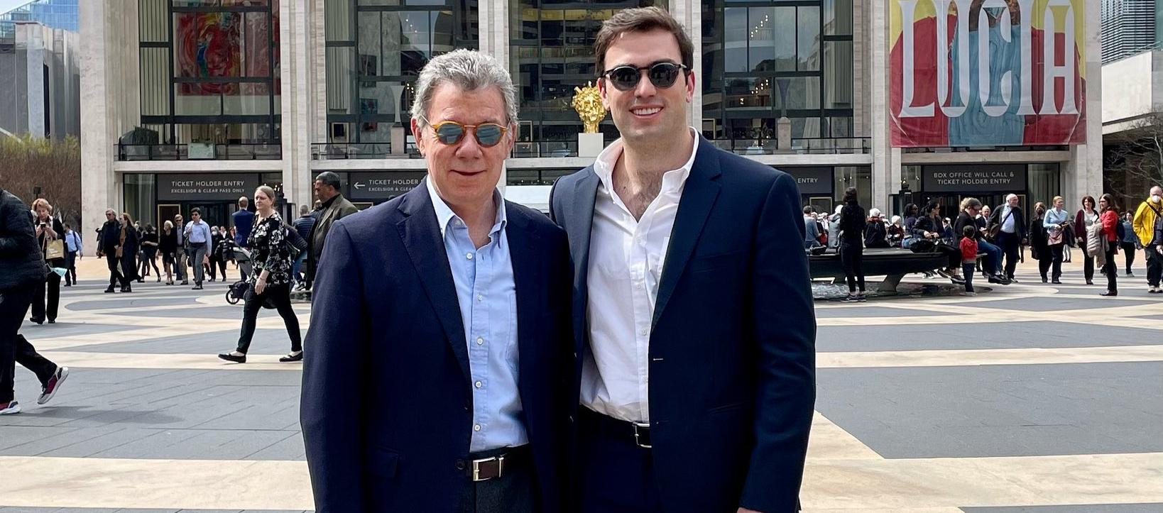 Esteban Santos junto a su padre, el ex Presidente Juan Manuel Santos.