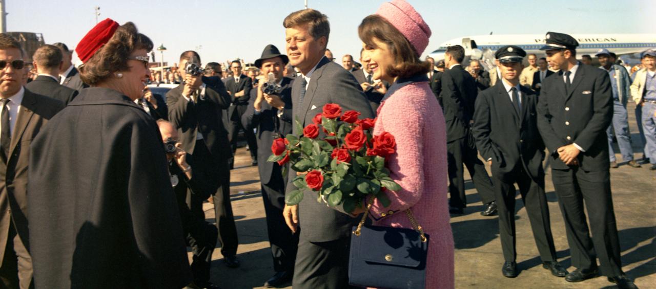 John F. Kennedy, presidente de Estados Unidos, y su esposa Jacqueline, en el aeropuerto de Dallas (Texas).