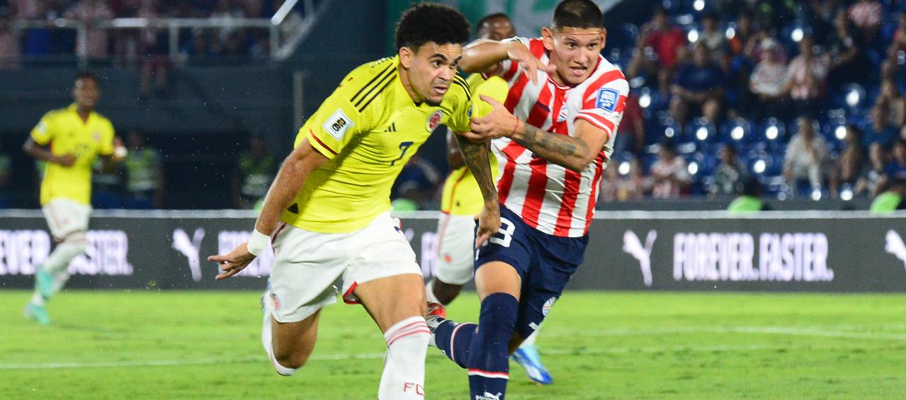 Luis Diaz intenta deshacerse de la marca del paraguayo Juan Cáceres. 
