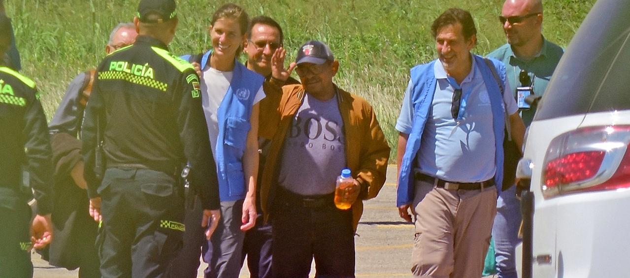 Luis Manuel Díaz cuando acompañado por la misión humanitaria que lo recibió