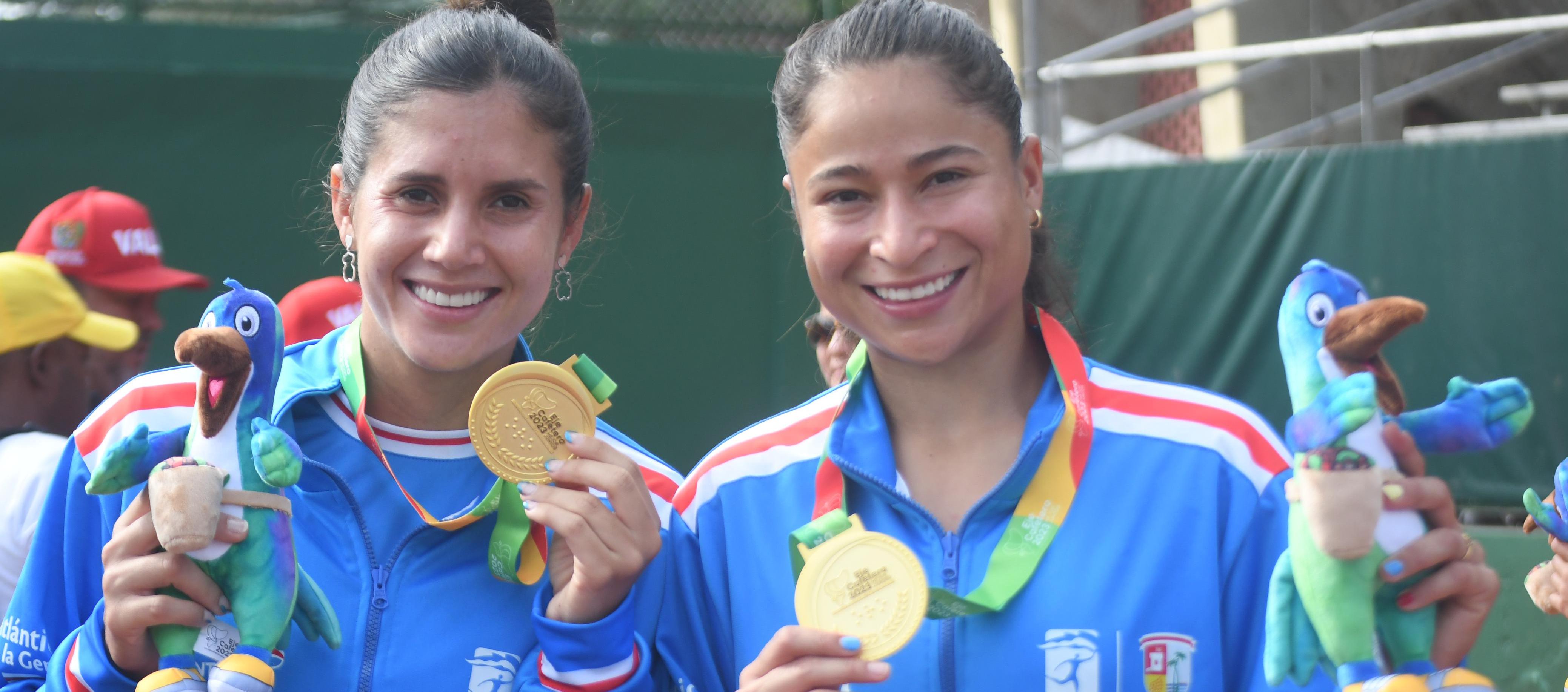María Paulina Pérez y María Fernanda Herazo, medalla de oro para el Atlántico en el dobles del tenis femenino. 