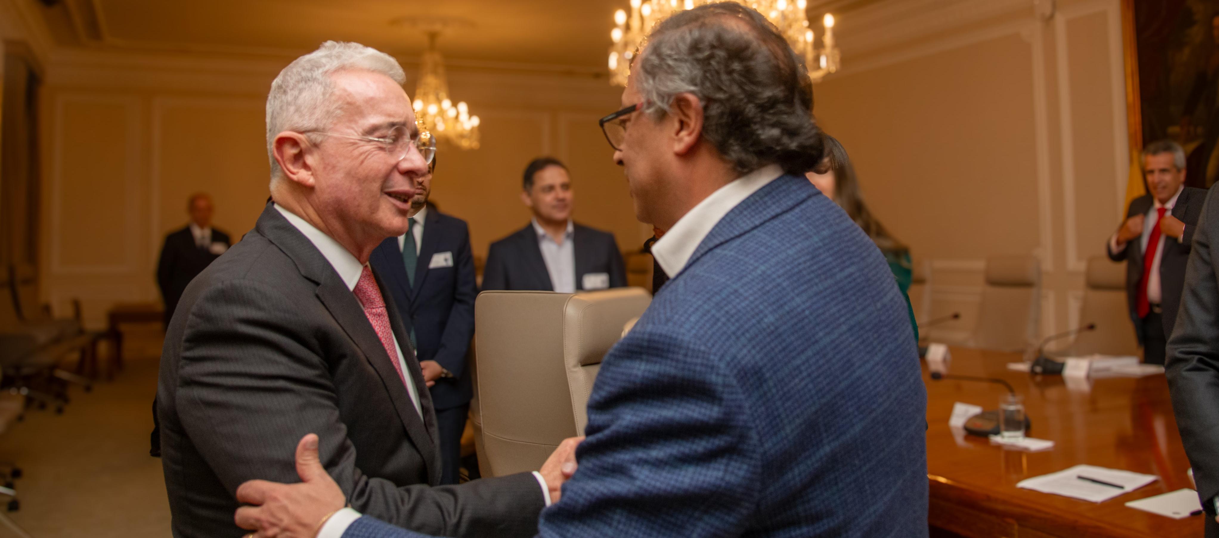 El presidente Gustavo Petro saluda al expresidente Alvaro Uribe al inicio de la reunión en Casa de Nariño
