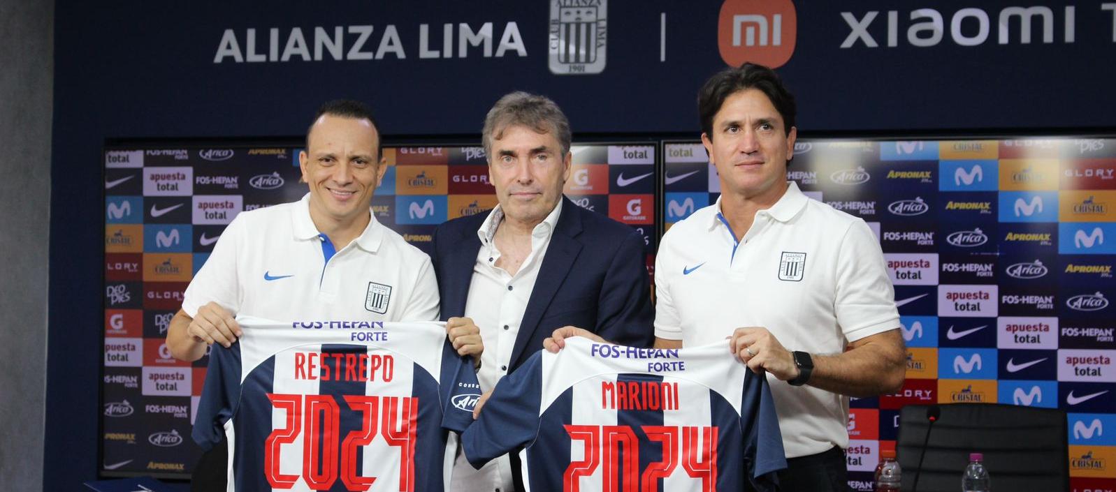 Alejandro Restrepo con Néstor Bonillo (asesor deportivo) y Bruno Marioni. 