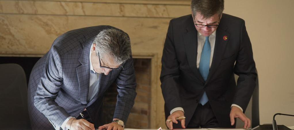 Luis Fernando Velasco y Joaquín de Arístegui firmando el convenio.