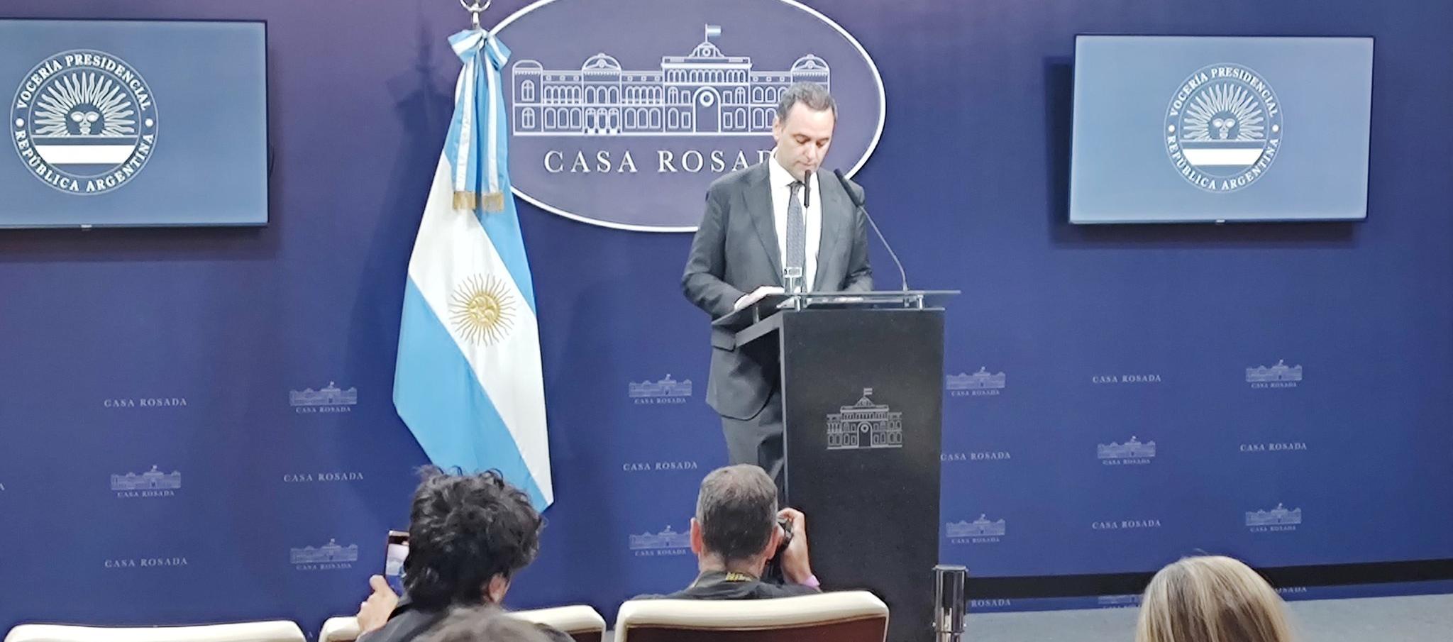 El portavoz presidencial de Argentina, Manuel Adorni, en rueda de prensa este martes