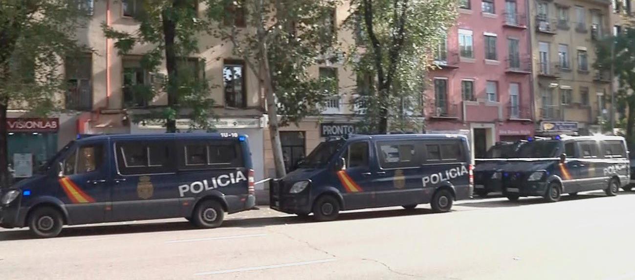 La Policía Española en medio del operativo. 