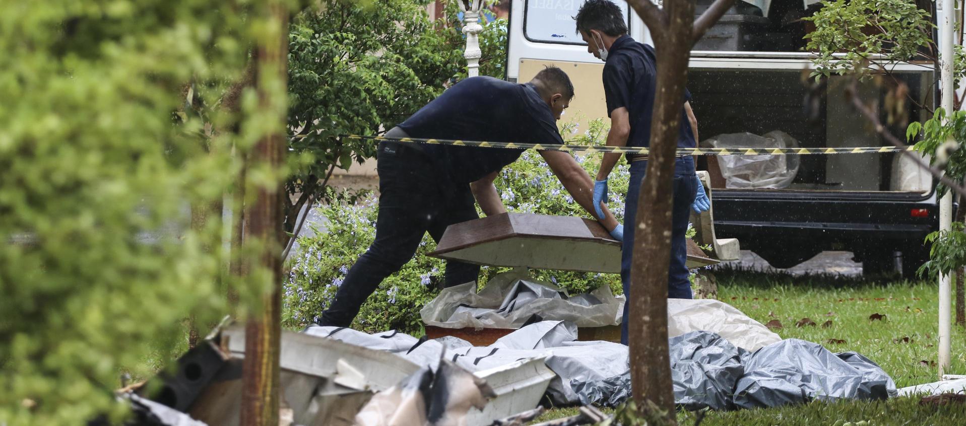 Funcionarios de Medicina Legal en el levantamiento de los cinco muertos de la avioneta accidentada