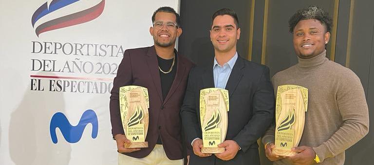 El mánager José Mosquera y los peloteros Fabián Pertuz y Dilson Herrera recibieron el premio. 