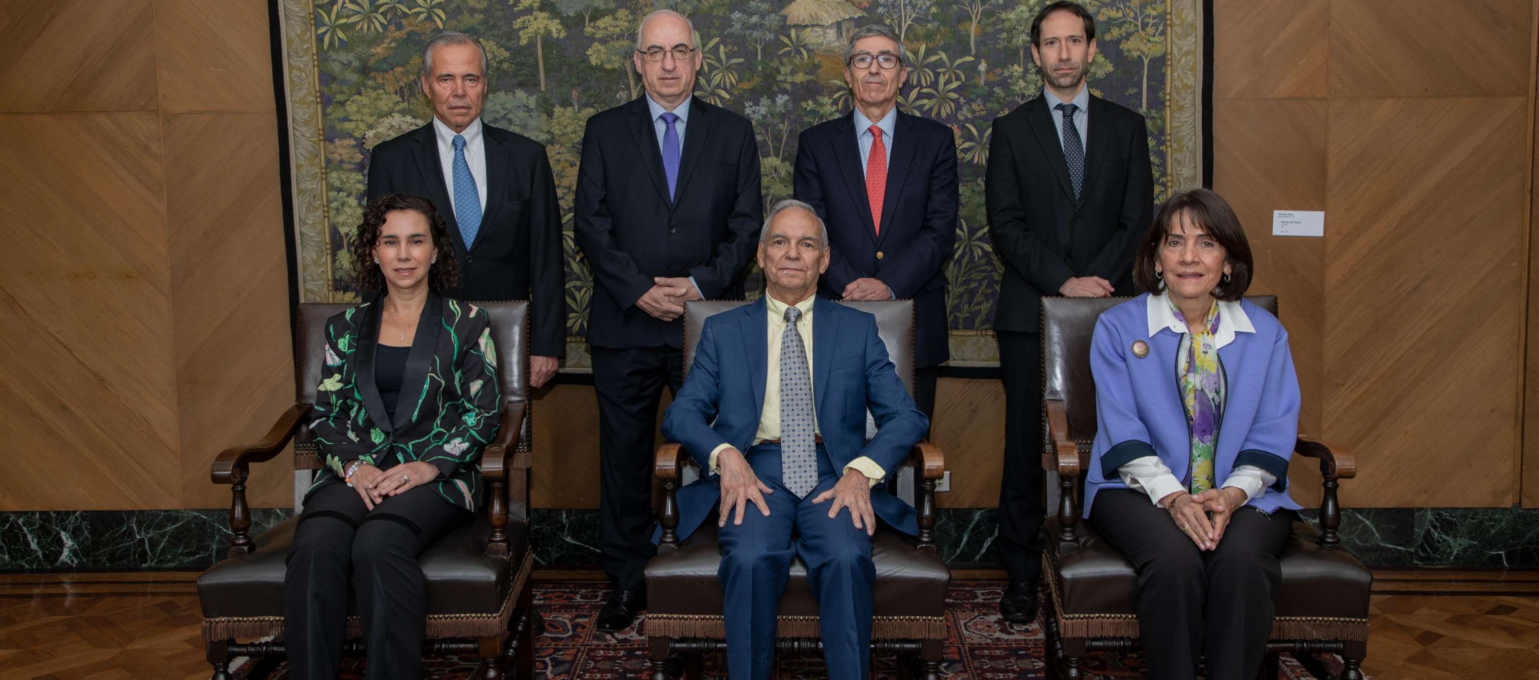 El Ministro de Hacienda, Ricardo Bonilla, con la Junta del Banco de la República