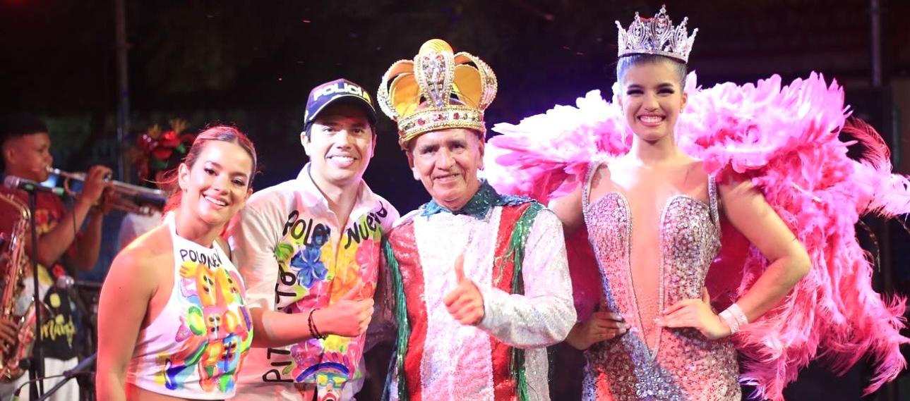 El Alcalde Oscar Avilez y la primera dama Claudia Rojas con la reina central del Carnaval de Polonuevo 2024 Zharick Freyle y el rey Momo Aniano Del Toro, tras ser coronados.