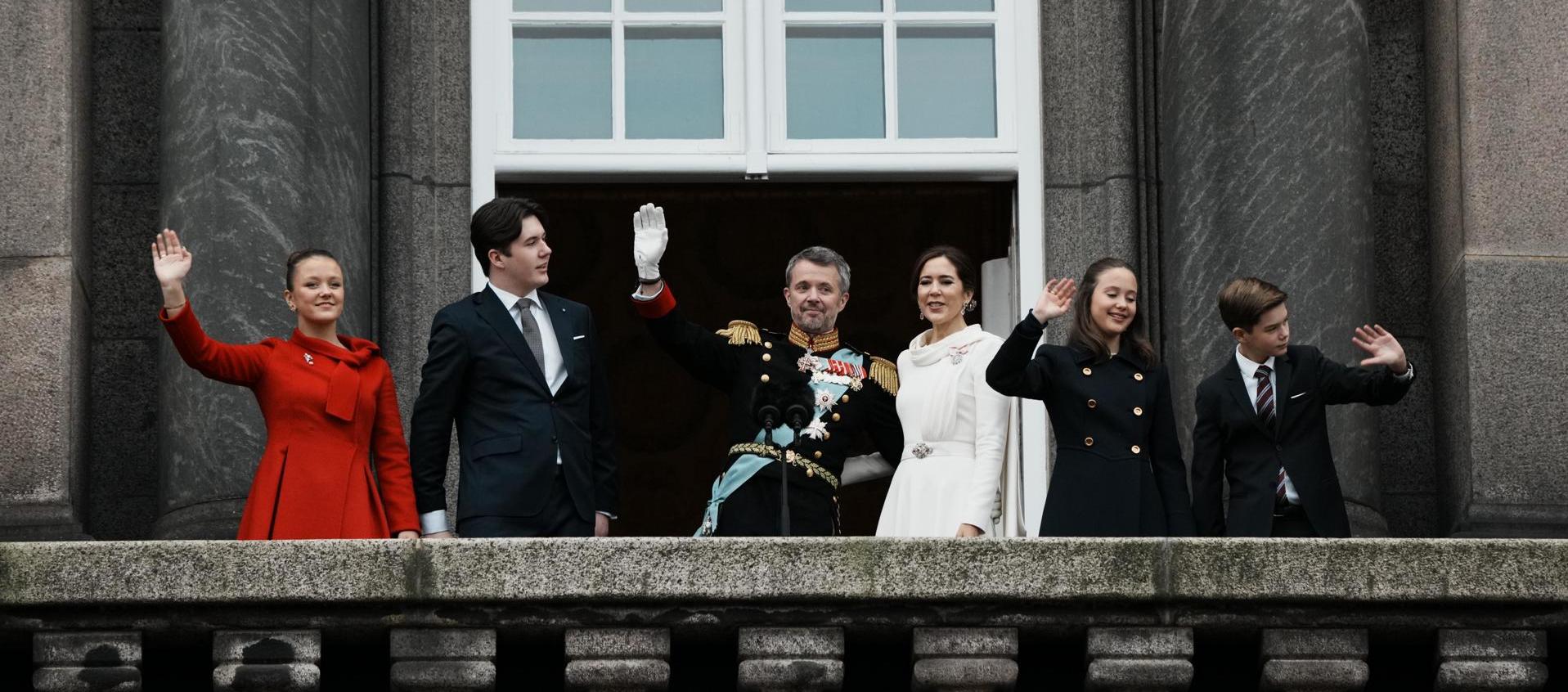 La familia real danesa desde el balcón del palacio de Christiansborg.