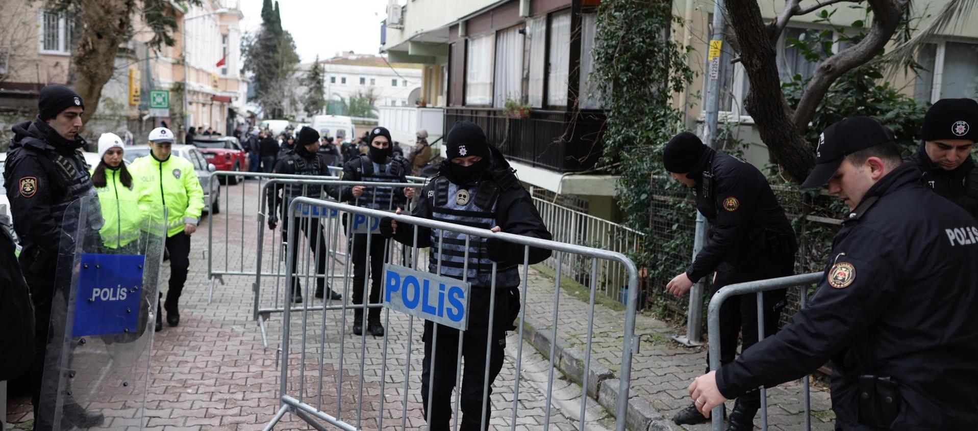 Fuerzas policiales turcas acordonan el lugar del ataque a la iglesia católica de Santa María, en Estambul.
