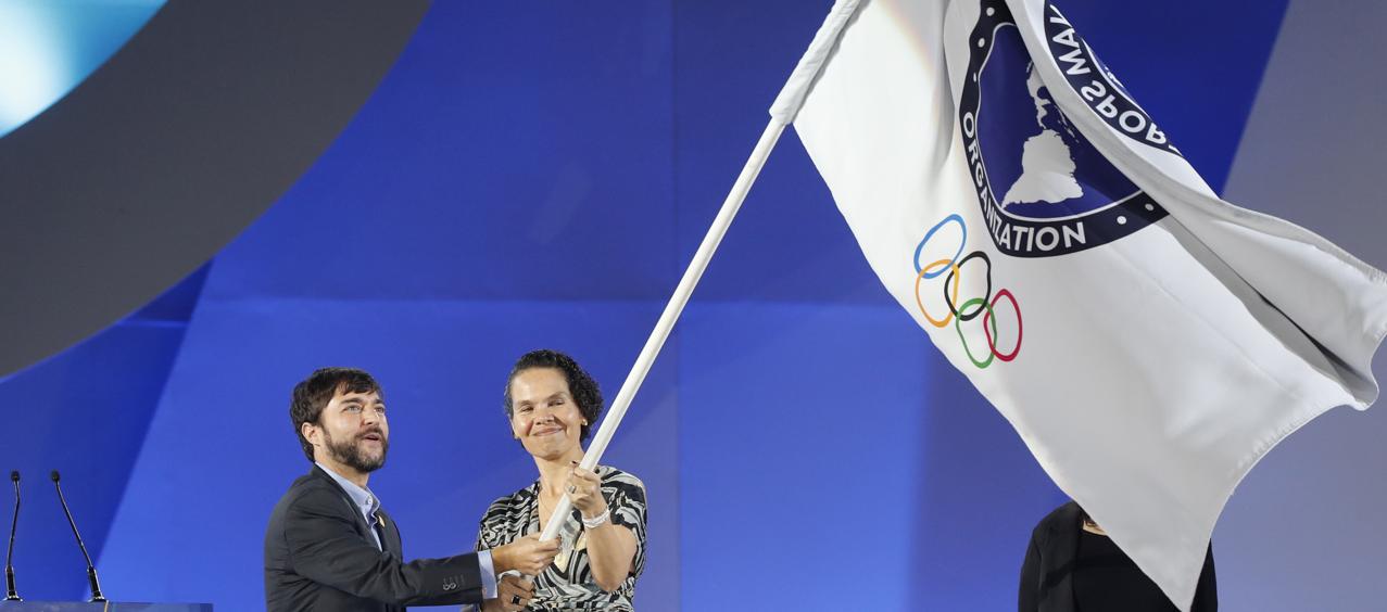El exalcalde de Barranquilla, Jaime Pumarejo, y la minsitra del Deporte, Astrid Rodríguez, tras recibir la bandera de los Panamericanos, el 5 de noviembre.