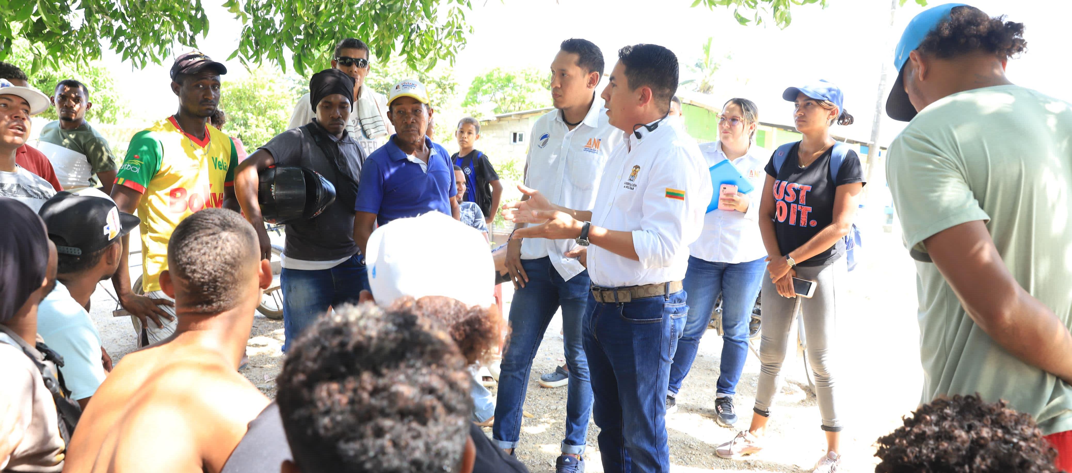 El Secretario de Movilidad de Bolívar, Gustavo Núñez, dialoga con la comunidad de Sincerín