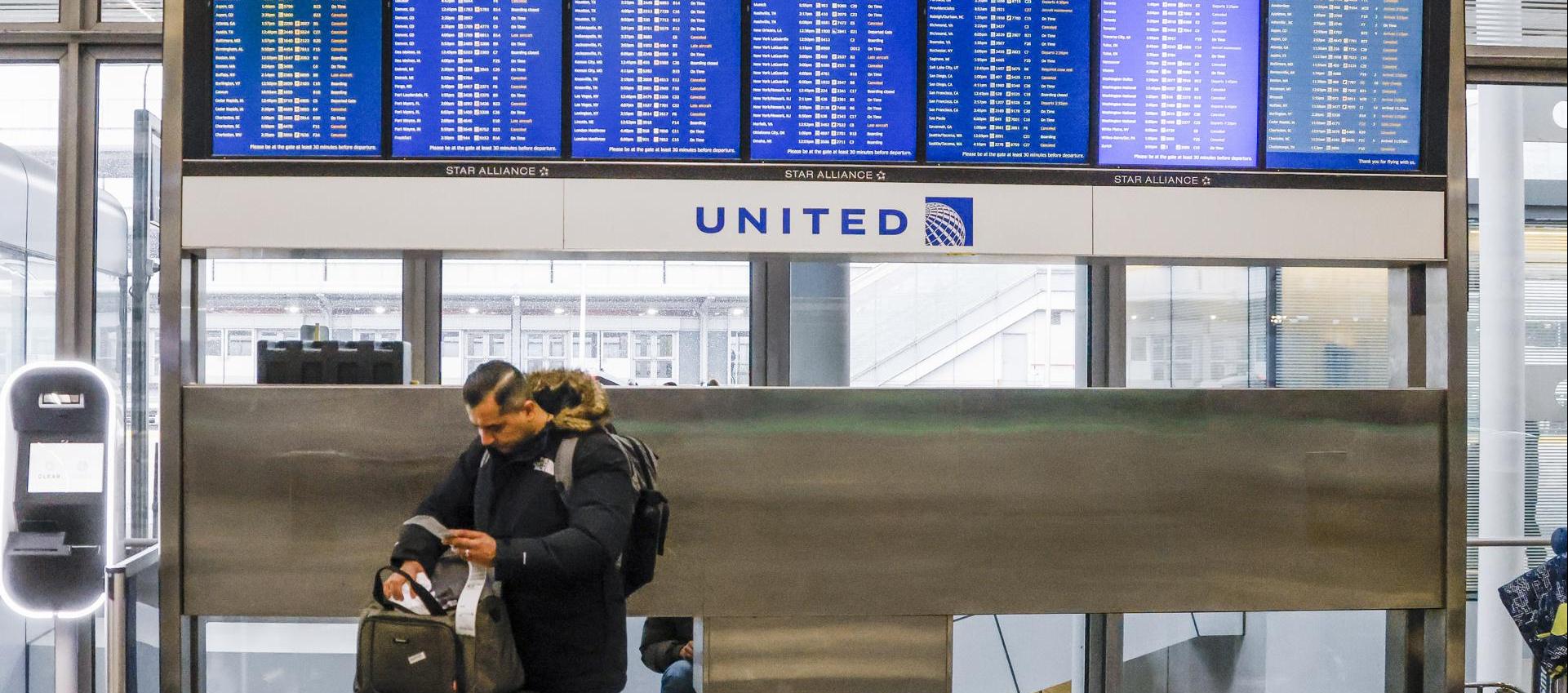 Un hombre revisa el estado de los vuelos en el aeropuerto de Chicago. 