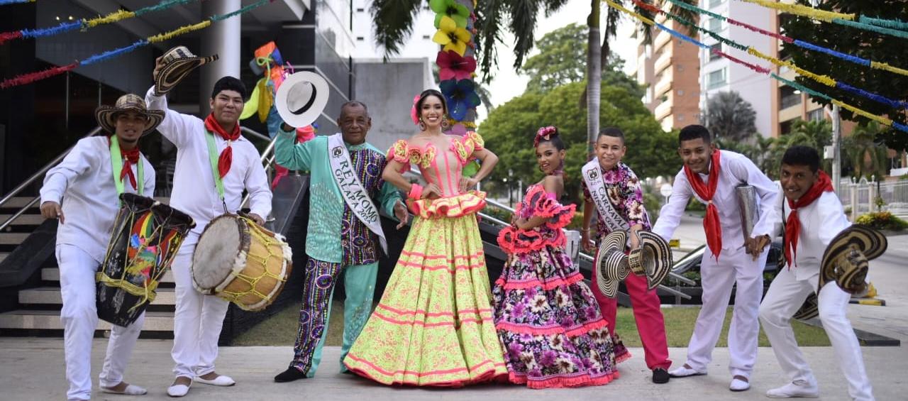Omar Gómez, Rey Momo de Galapa, la Reina del Carnaval, Laury Ayala, y los Reyes del Carnaval de los Niños, Fadya Manzur y Samuel Salas