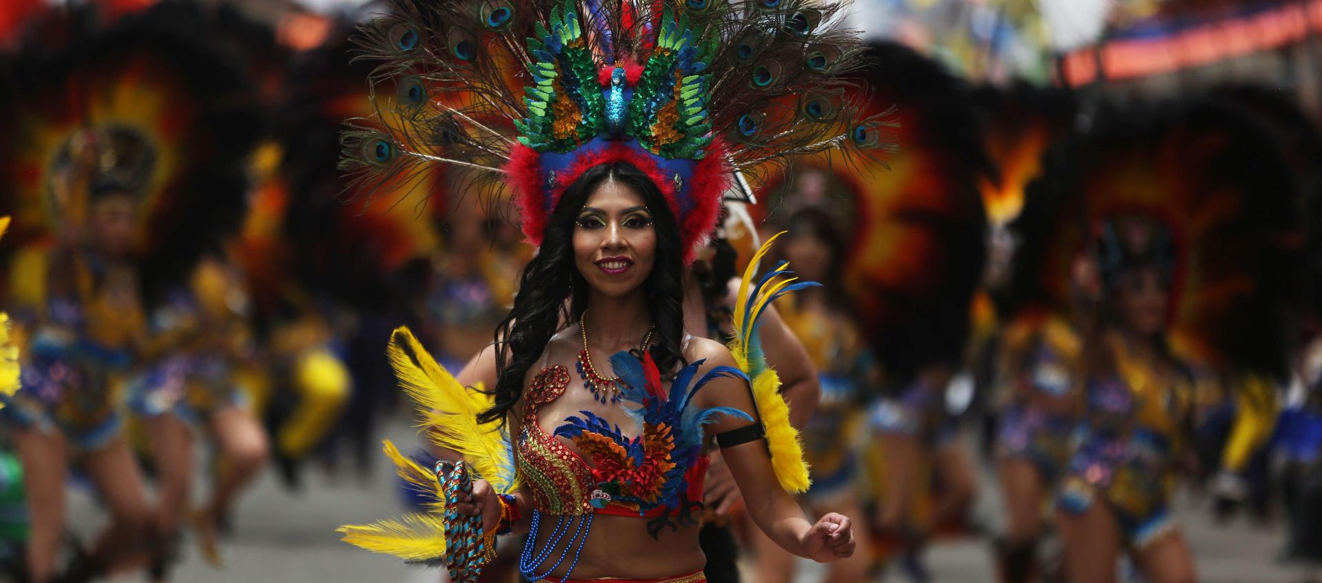 Una integrante de una comparsa baila la danza 'Tobas' hoy, durante un desfile del carnaval en Oruro (Bolivia).