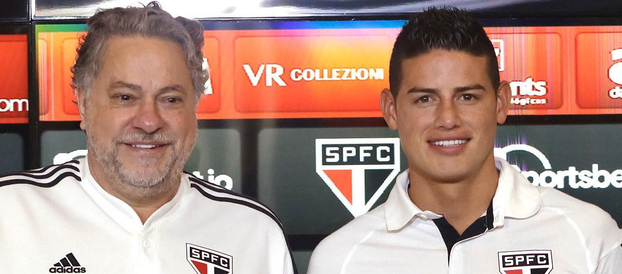 Julio Casares con James Rodríguez en la presentación oficial del colombiano. 