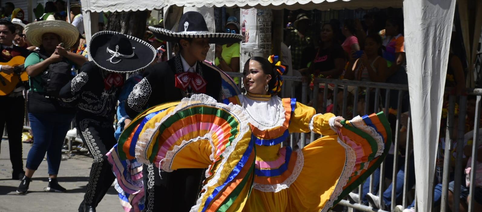 La tradicional música mexicana puso a gozar a los asistentes a la carrera 44. 