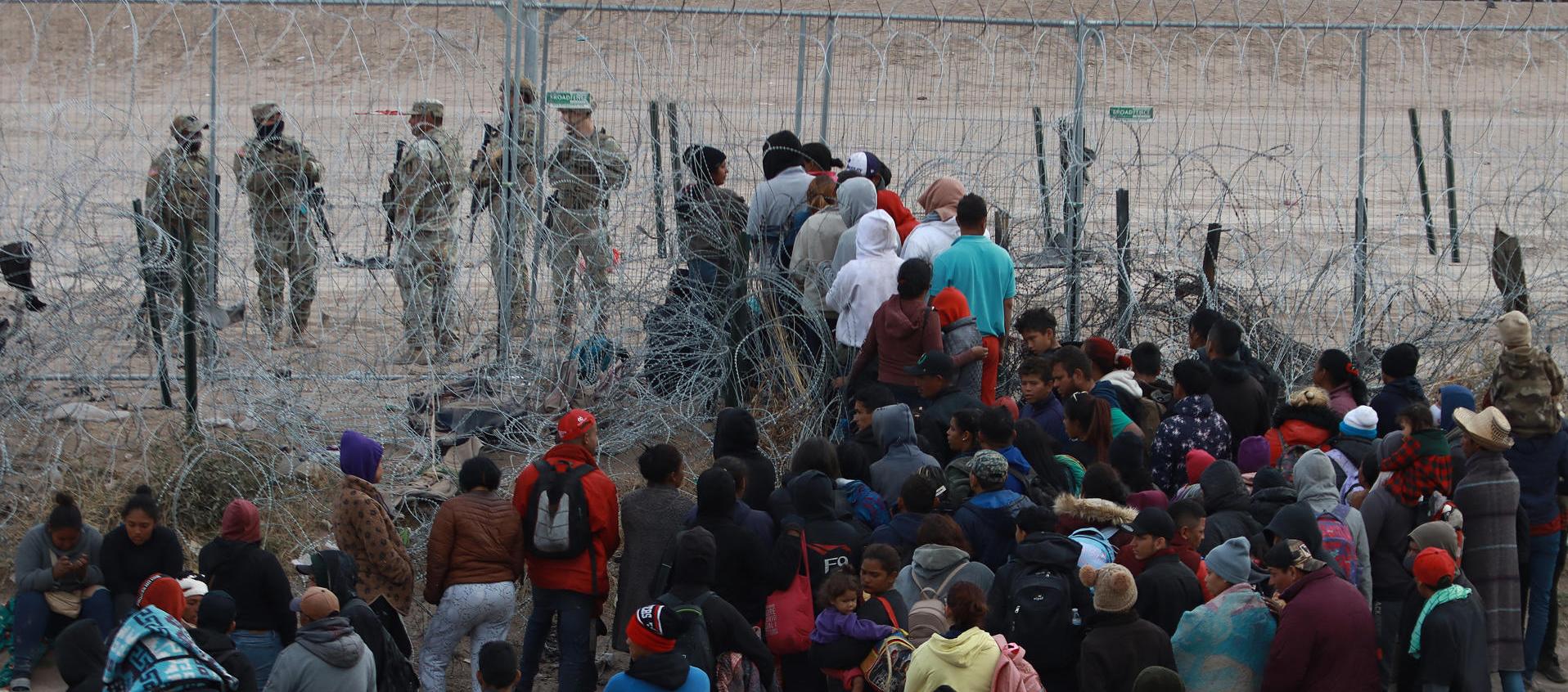 Migrantes llegando a la frontera entre México y Estados Unidos. 