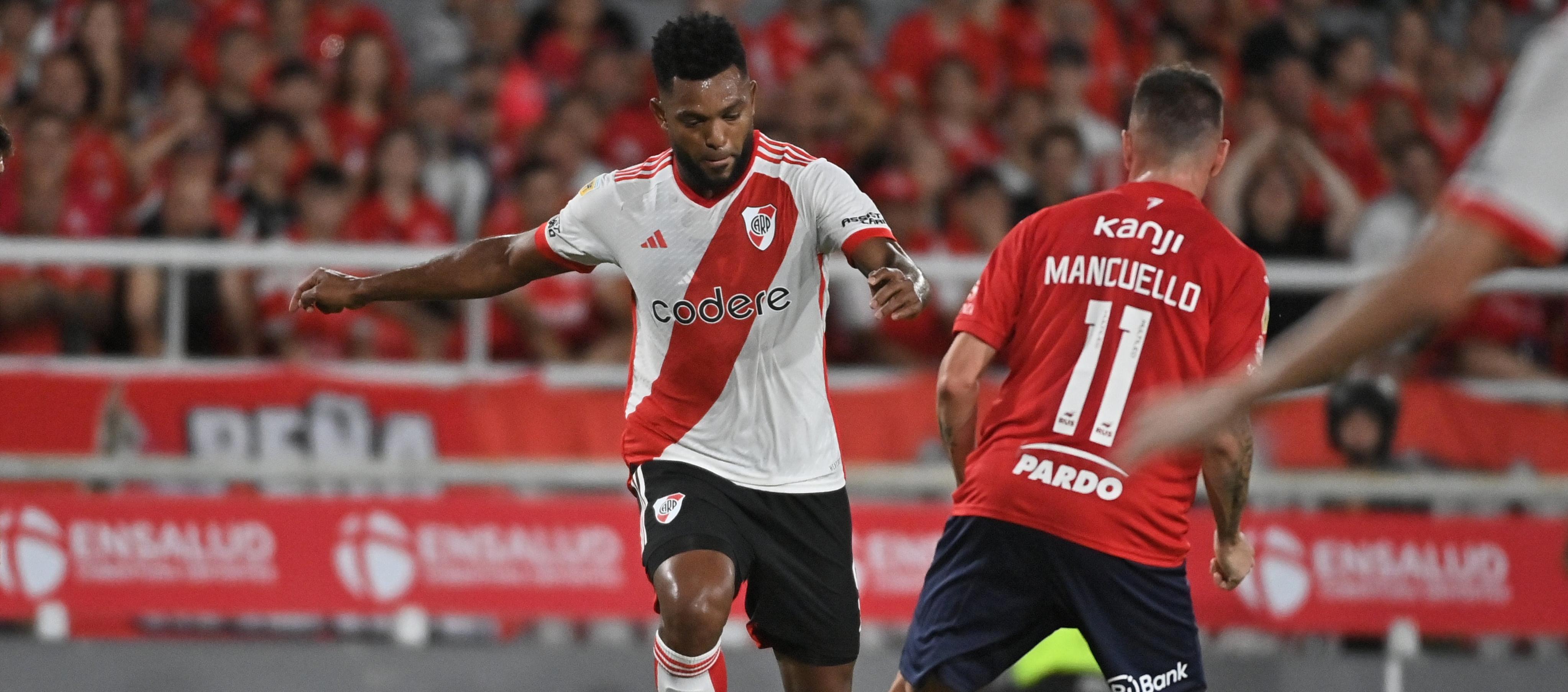 Miguel Borja se apresta a rematar para marcar el gol ante Independiente. 