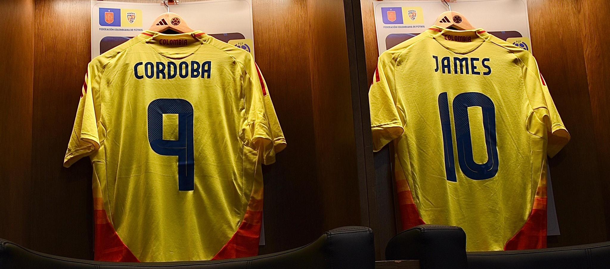 Las camisetas de Jhon Córdoba y James Rodríguez en el vestuario de Colombia.