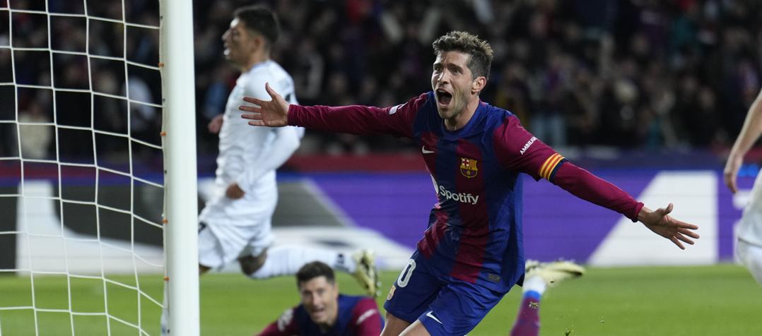 Sergi Roberto celebra tras el tercer gol del Barcelona, marcado por Lewandowski. 