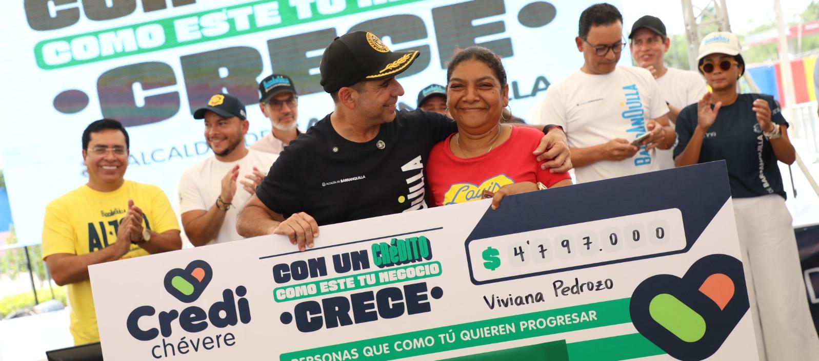 El alcalde Alejandro Char con Viviana Pedrozo, uno de los primeros beneficiados con 'Credichévere'