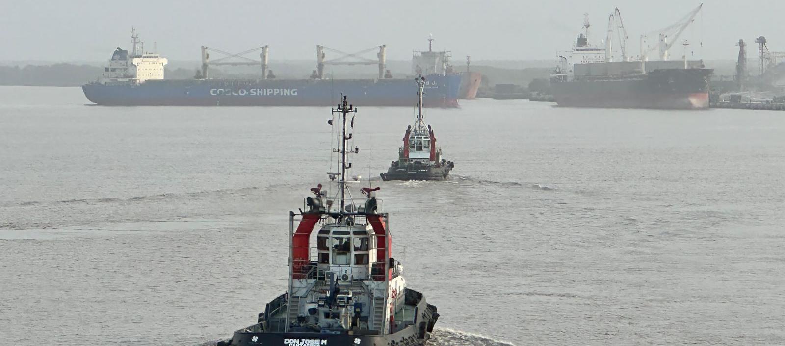 Tres remolcadores atendieron la emergencia del buque de bandera asiática en el puerto loca
