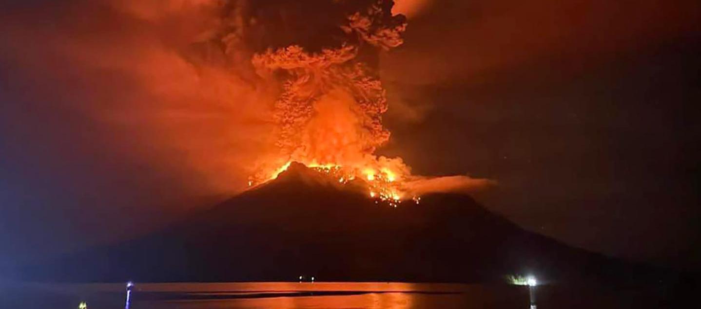 La erupción del miércoles en la noche del volcán Ruang, en las Islas Cébeles