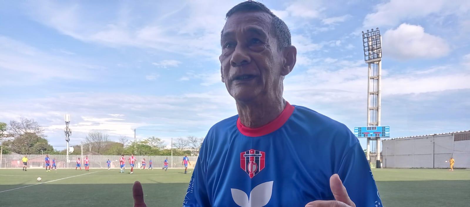 Con 75 años, Raúl Peñaranda todavía se juega sus partidos en Santa Marta. 