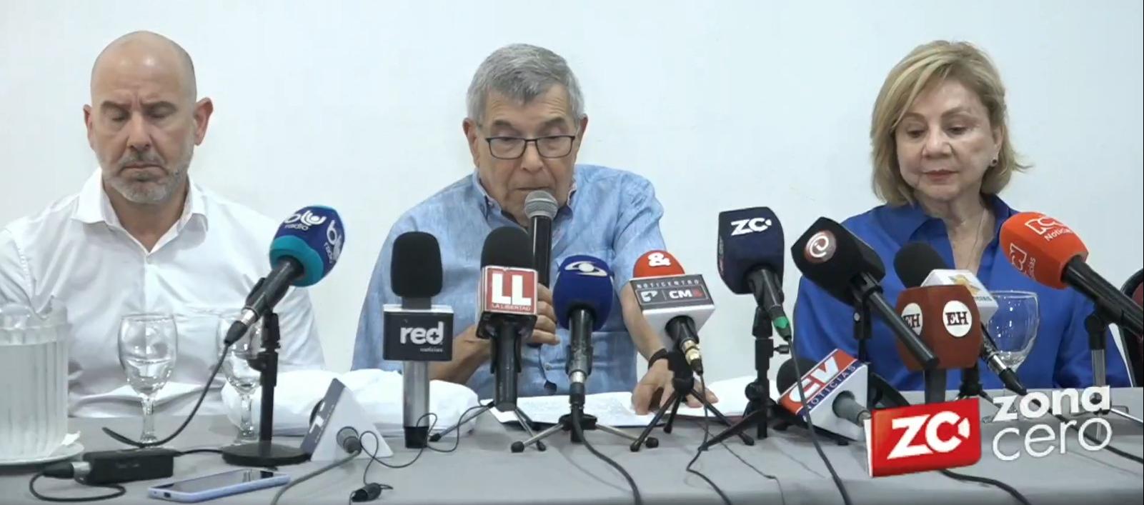Martín Mestre Vargas, Martín Mestre y Nancy Vargas, hermano y padres de Nancy Mestre, en la rueda de prensa de este viernes