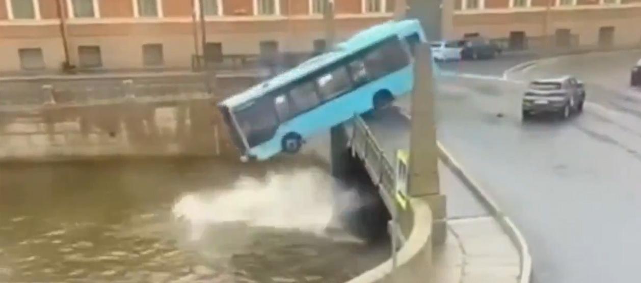 Momento en que el bus cayó al río. 