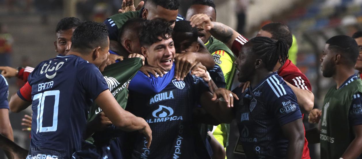 Bryan Castrillón es felicitado por sus compañeros tras su golazo a Universitario.  