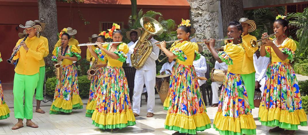 Niños afrodescendientes interpretando ritmos del Caribe colombiano.