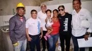 El alcalde Alejandro Char con una de las familias beneficiadas con el mejoramiento de viviendas