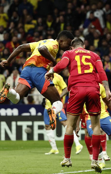 El cabezazo con el que Jhon Córdoba marcó el primer gol de Colombia contra Rumania.