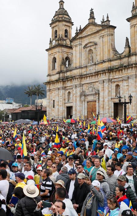 Opositores de Gustavo Petro participan en la jornada de protesta en las calles de Medellín 
