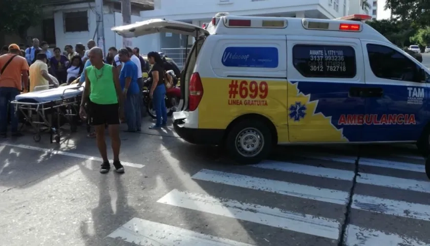 Cerca de La Asunción, ambulancia recoge motociclista arrollado por taxi y se lo lleva para otra Clínica