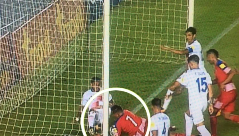 Momento del gol fantasma de Blas Pérez. 