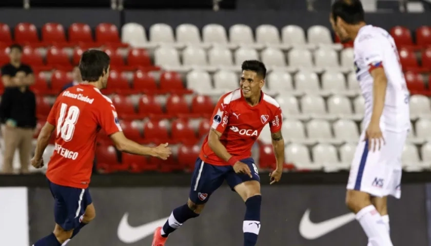 Maximiliano Meza celebra el primero gol de Independiente.
