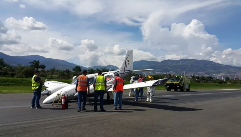 Así quedó la avioneta tras aterrizar de emergencia en el aeropuerto Olaya Herrera.