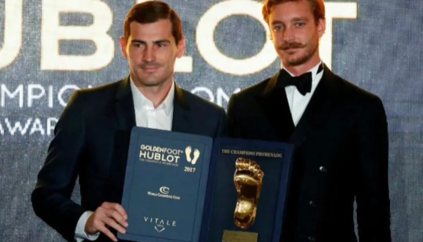 Iker Casillas recibiendo el premio.