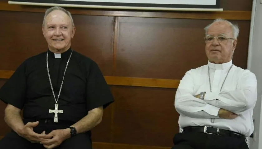 El arzobispo monseñor Jairo Jaramillo y el obispo auxiliar monseñor Víctor Tamayo.