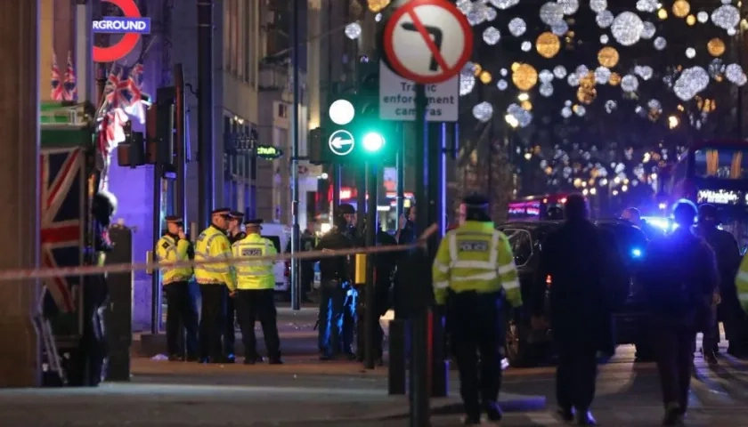 La policía de Londres recibió una llamada a las 16:38 horas locales que reportaba disparos al interior de la estación de tren de Oxford Circus.