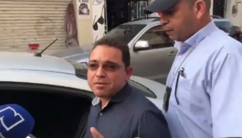 Momentos en que era capturado Rafael Martínez, suspendido alcalde de Santa Marta.