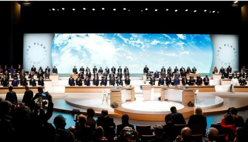 Los jefes de Estado y líderes asisten a la sesión plenaria de la cumbre del clima que se celebra en la isla de Seguin, en el oeste de París, Francia.
